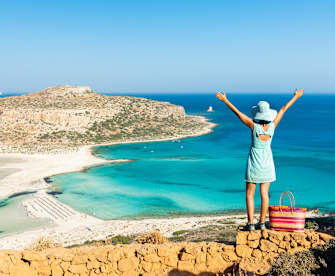 Frau  vor Balos Lagune auf Kreta Griechenland © GettyImages
