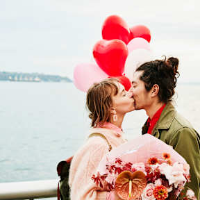 Paar an Valentinstag © Thomas Barwick/DigitalVision via Getty Images