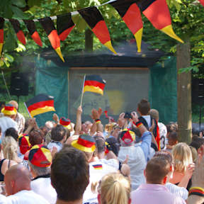 Deutschlandfans vor einer Leinwand draußen