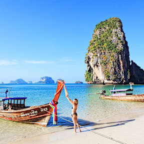 Frau mit Longtail Boot am Had Phra Nang Strand