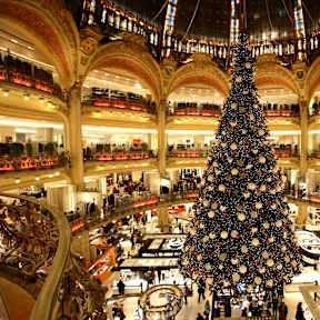 Die Galerie Lafayette in Paris ist in der Vorweihnachtszeit besonders schön geschmückt. © Bruce Yuanyue Bi via Getty Images