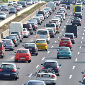 Zu Ostern werden wohl viele Reisende wieder im Stau stehen. © iStock via Getty/XXLPhoto