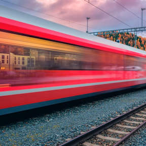 Abhängig vom Abfahrtsbahnhof lassen sich zahlreiche europäische Städte in deutlich weniger als fünf Stunden per Bahn erreichen. © den-belitsky/iStock via Getty Images