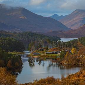 Die schottischen Highlands präsentieren sich im Herbst als wahres Farbspektakel. © Andrew Briggs/iStock via Getty Images