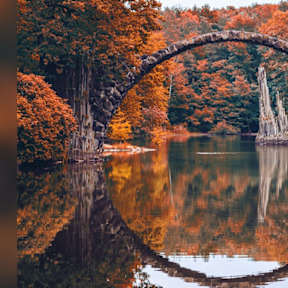 Die Rakotzbrücke in Sachsen ist zu jeder Jahreszeit ein besonderer Anblick. © DaLiu/Shutterstock.com
