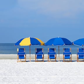 Strandliegen und Sonnenschirme am Strand © shutterstock_688212796
