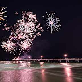 Silvesterfeuerwerk am Strand.