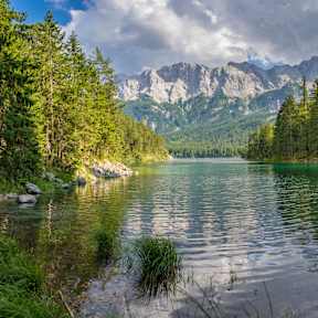 Farbiger Sommer auf dem Eibsee in den deutschen Alpen
