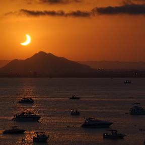 Sonnenfinsternis über dem Meer