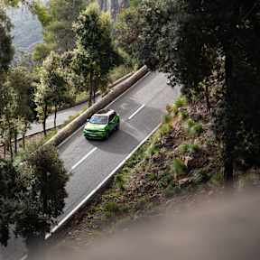 Mietwagen fährt auf einer Straße im Wald