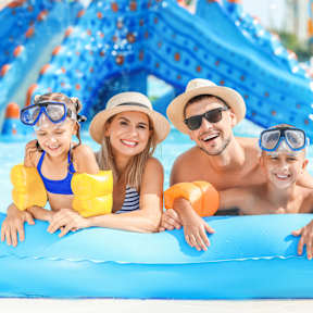 Familie in einem Wasserpark © Shutterstock - Pixel-Shot