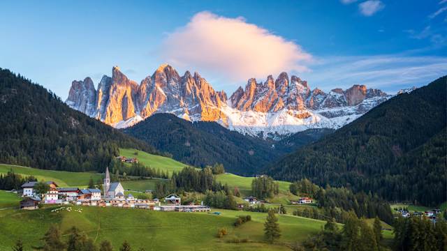 Ausblick auf die verschneiten Dolomiten