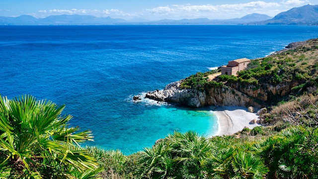 Ausblick auf einen Strand im Zingaro Naturschutzgebiet, Sizilien, Italien © iStock.com/Ekaterina Gandarina