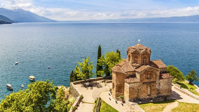 ovan Kaneo Kirche, Lake Ohrid, Mazedonien © iStock.com/QQ7