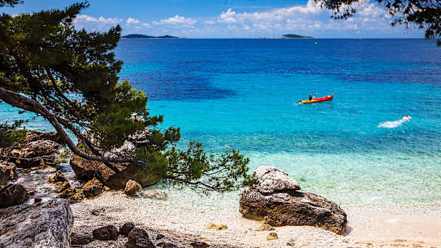 Mlini Beach in der Nähe von Dubrovnik, Insel Marinkovac, Kroatien ©Davide Erbetta/HUBER IMAGES