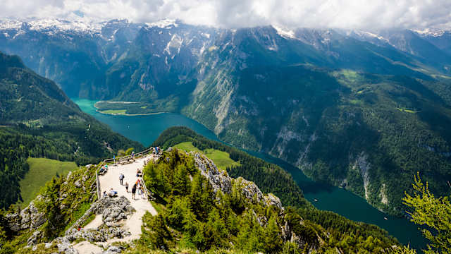 Blick auf ein Gewässer in den Bergen