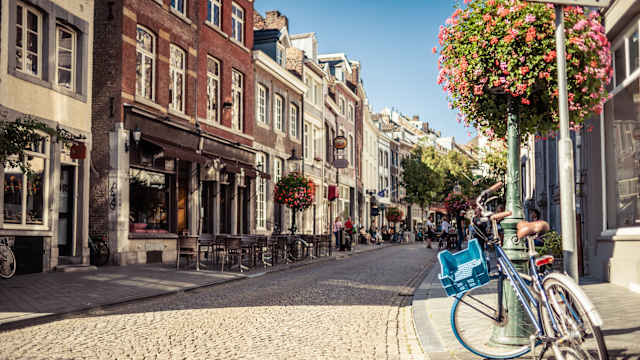 Historische Straße mit einem Fahrrad im Vordergrund