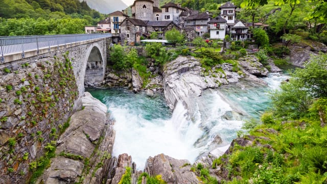 Ein Ort in den Bergen an einem Fluss