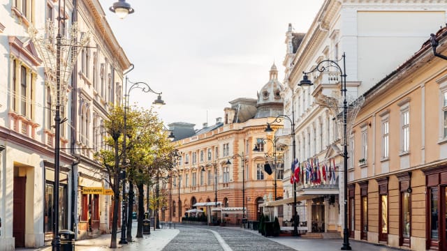 Altstadt von Sibiu mit Restaurants und Shops in Rumänien.