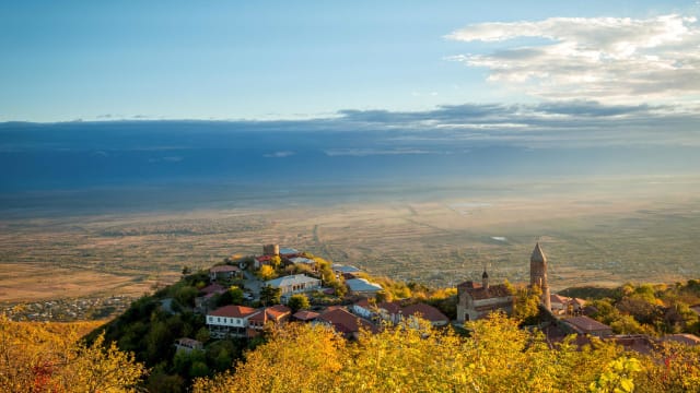 Blick auf georgisches Dorf Alazan in Kachetien im Herbst.