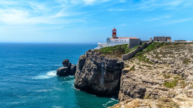 Blick auf den Leuchtturm von Cabo de Sao Vicente. Sagres, Algarve, Portugal