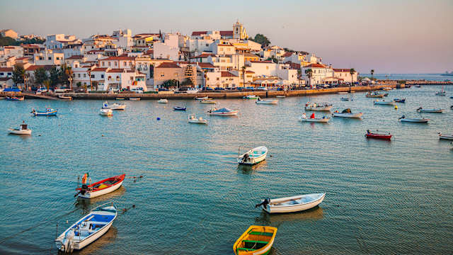 Blick auf Ferragudo zum Sonnenuntergang, Algarve, Portugal. © Gonzalo Azumendi via Getty Images