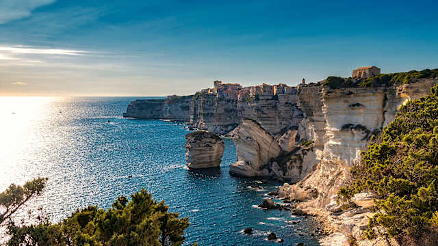 Eine Stadt auf einer steilen Klippe über dem Meer.