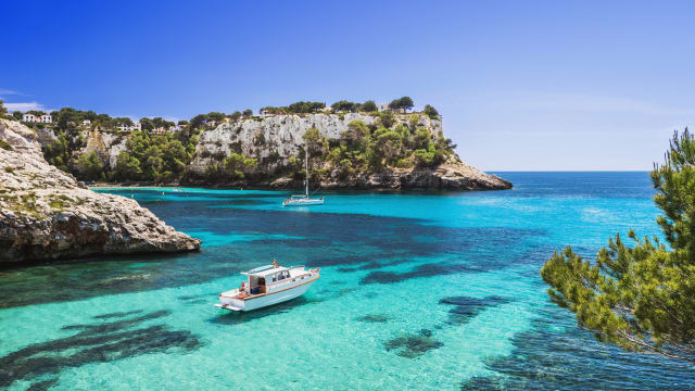 Boote in einer Bucht vor Menorca, Spanien