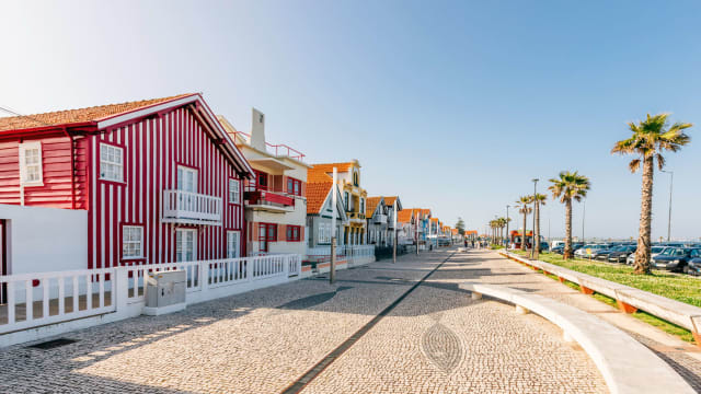 Bunte, gestreifte Häuser an der Küste von Costa Nova in Portugal.