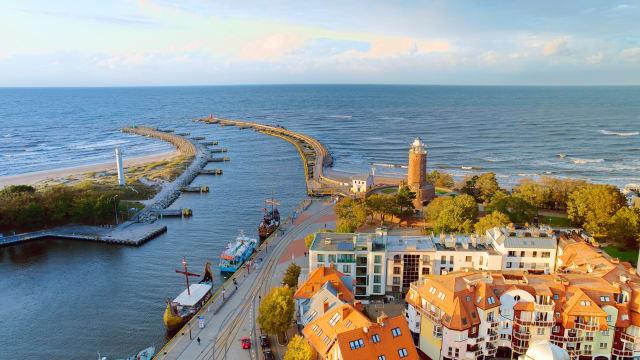 Drohnenbild von der Küste von Kolberg mit Leuchtturm in Polen.