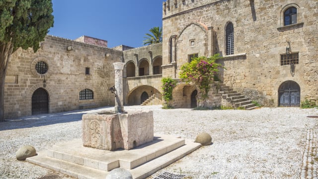 Ein Brunnen auf einem mittelalterlichen Platz Rhodos.