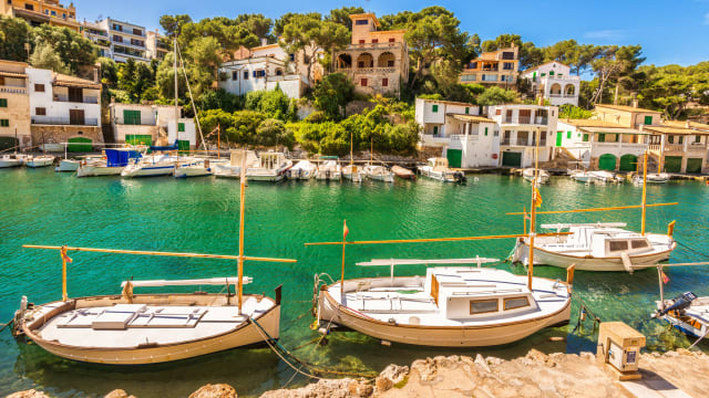 Fischerboote und Häuser in Cala Figuera, Mallorca, Spanien.