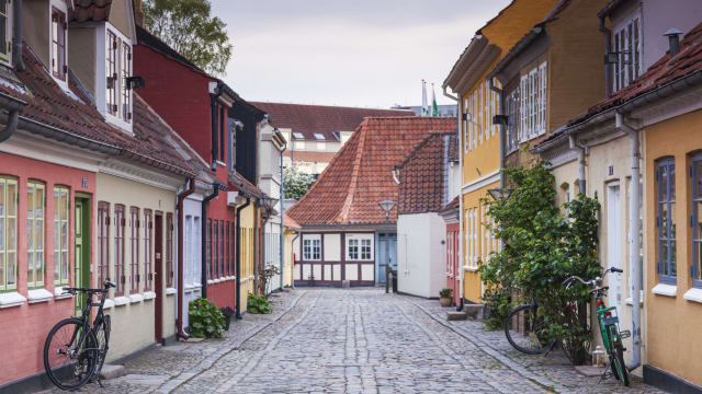 Eine Gasse mit bunten Häuschen auf der dänischen Insel Fünen.