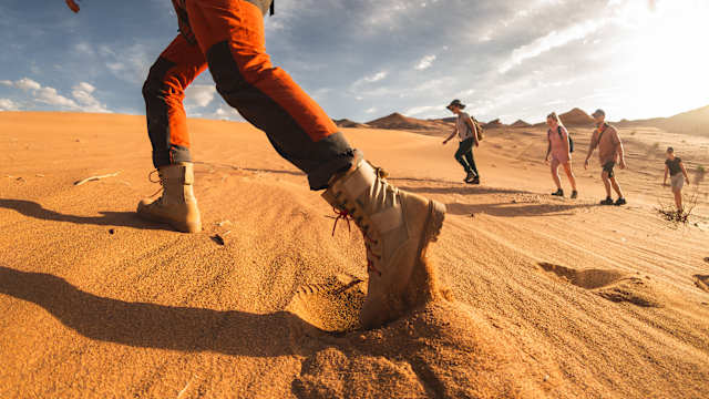 Eine Gruppe beim Wandern in der Wüste