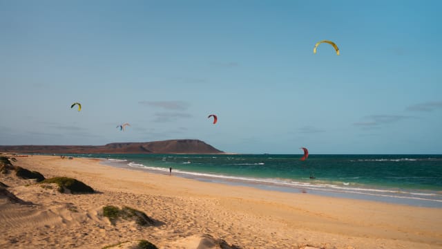KitesurferInnen an einem Strand auf den Kapverdischen Inseln.