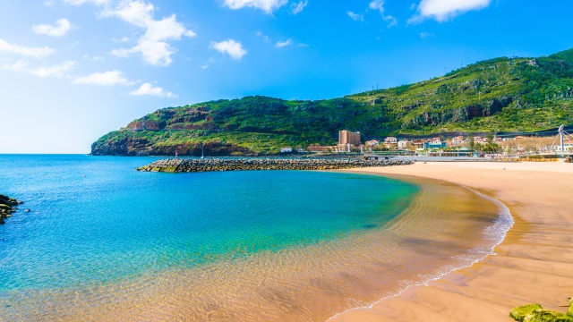 Ein Strand vor ener Felsenküste.