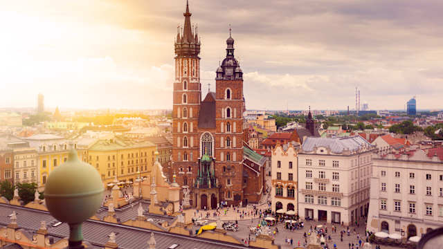 Ein Marktplatz mit einer Backsteinkirche mit zwei Türmen.