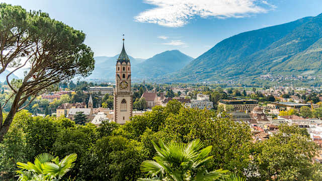 Eine Stadt in einem Tal mit vielen Bäumen.