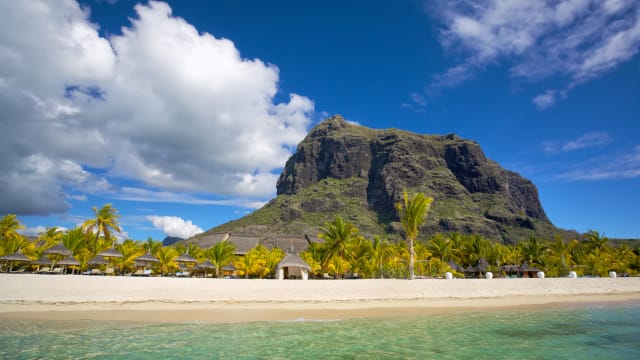 Palmenstrand mit dem Berg Le Morne Brabant im Hintergrund, Mauritius.