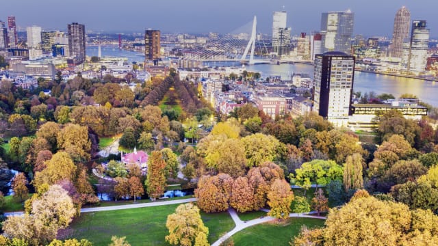 Panoramablick über die Stadt und den Park von Rotterdam, Niederlande.