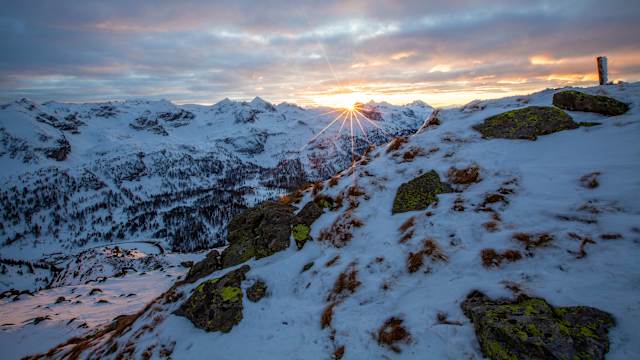 Verschneite Berge bei Sonnenuntergang