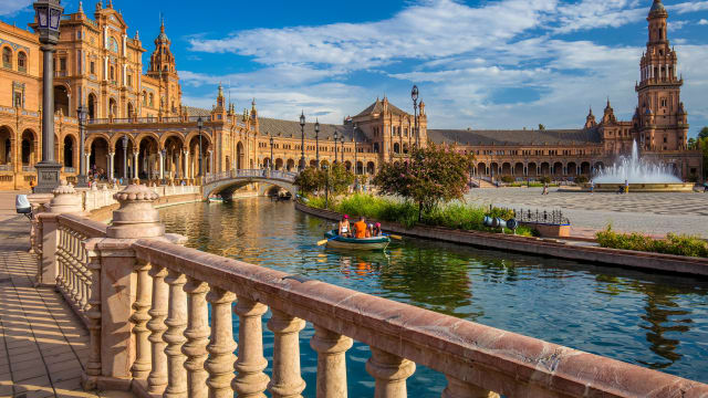 Ruderboote auf dem Wasserkanal Plaza de Espana, Sevilla, Andalusien, Spanien