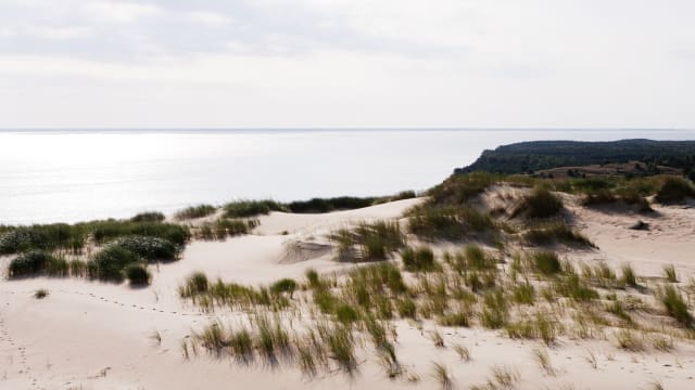Eine Sanddüne mit Meer im Hintergrund in der Nähe von Klaipeda in Litauen.