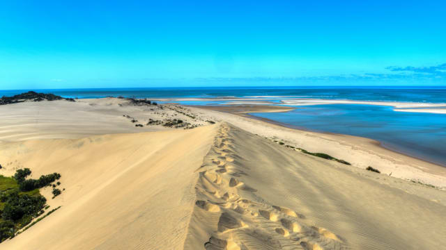 Ein Ausblick über eine Stranddüne und das Mer auf der Insel Bazaruto in Mosambik.