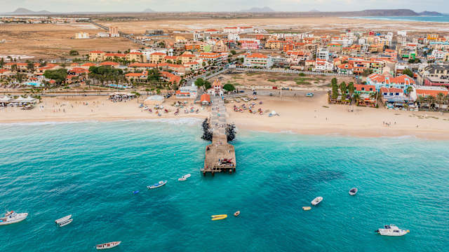 Ein Blick auf einen Strand mit langem Holzsteg