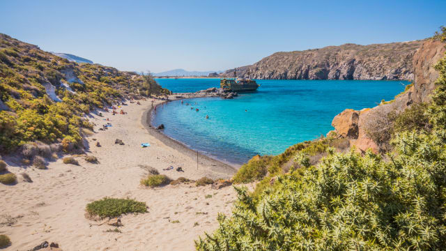 Schiff am Strand Gyali zwischen Kos und Nisyros, Griechenland