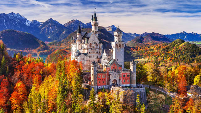 Schloss Neuschwanstein im Herbst mit Bergen im Hintergrund © Olimpio Fantuz/HUBER IMAGES
