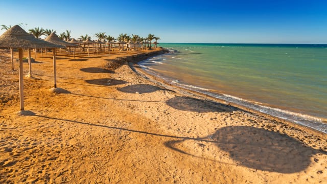 Sonnenschirme am Strand des Roten Meeres in Hurghada, Ägypten © iStock.com/Patryk_Kosmider
