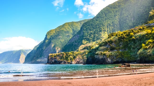 Praia do Porto do Seixal, Madeira, Portugal © Adobestock/ppohudka