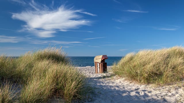 Strandkorb am Strand auf dem Steinwarder, Heiligenhafen, Schleswig-Holstein, Deutschland